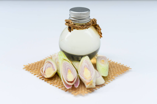 Ингредиенты лимонно-травяной эфирное масло с ароматерапией
 - Фото, изображение