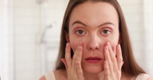 Mulher tocando a pele no banheiro infeliz
 - Filmagem, Vídeo