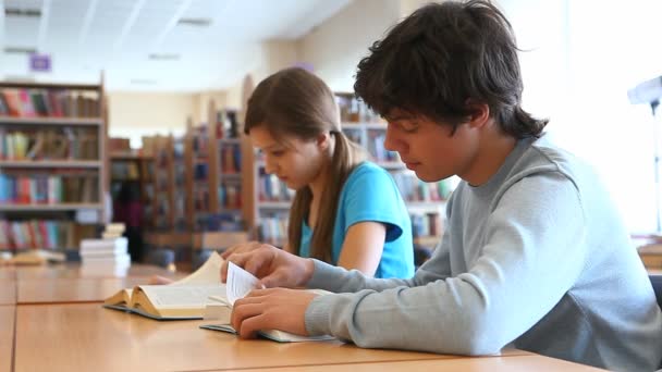 dospívající v knihovně - Záběry, video