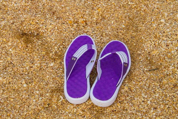 Pari sandaalit hiekkarannalla
  - Valokuva, kuva