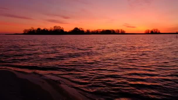 Színes naplemente, tenger felett. Piros és narancssárga ég. Gyors hullámok - Felvétel, videó