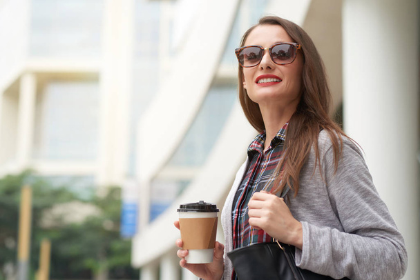 Jeune femme d'affaires avec sortir café hâte de travailler
 - Photo, image