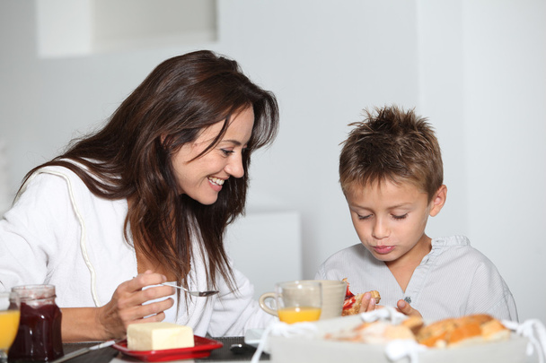 Mother and son having breakfast - Fotografie, Obrázek