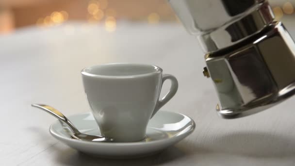 koffiepot zwarte koffie gieten in beker op tafel. - Video