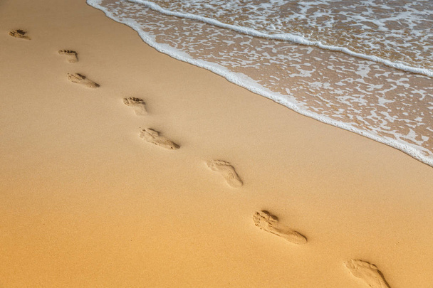 Stopy v písku na pláži. Kopírovat prostor - Fotografie, Obrázek