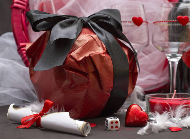 Jeu d'amour avec dés de jeu, verres, chocolat, bouteille de vin et bougie pour une fête spéciale pour deux, Saint Valentin
 - Photo, image