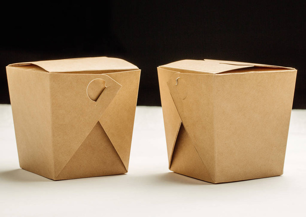 Две закрытые бумажные коробки. Азиатская концепция быстрого питания
. - Фото, изображение