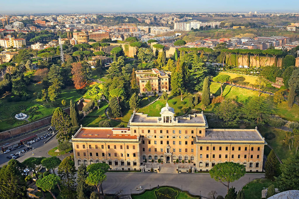 widok na park i wewnętrznych budynków w Watykanie z wysokości kopułę katedry Świętego Piotra, Rzym, Włochy - Zdjęcie, obraz