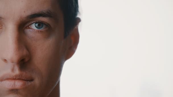 Bonito homem retrato close up metade rosto personagem série isolado no fundo branco
 - Filmagem, Vídeo