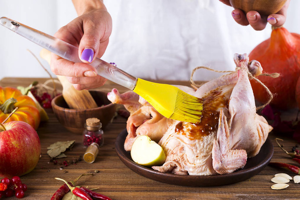 προετοιμασία ένα κοτόπουλο στο φούρνο - Φωτογραφία, εικόνα