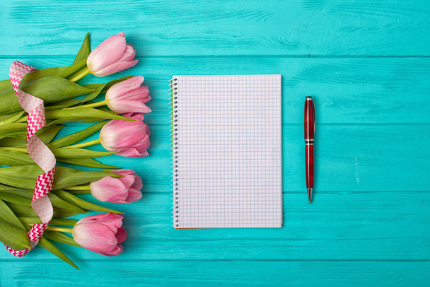 Valentine's Day background with bouquet of tulips and an empty notebook for romantic entries. - Φωτογραφία, εικόνα