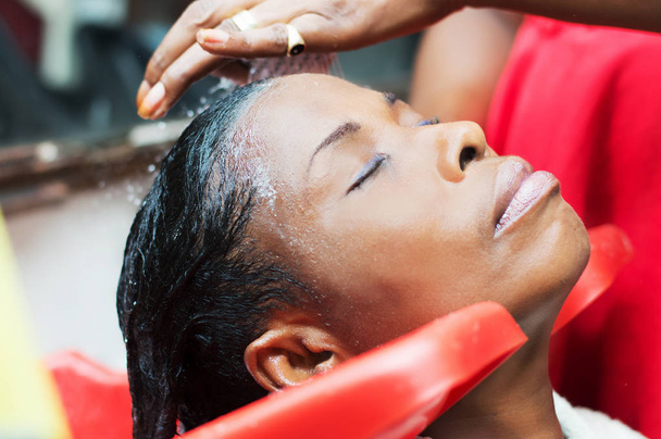 O cabeleireiro lava o cabelo de seu cliente depois de limpar
. - Foto, Imagem