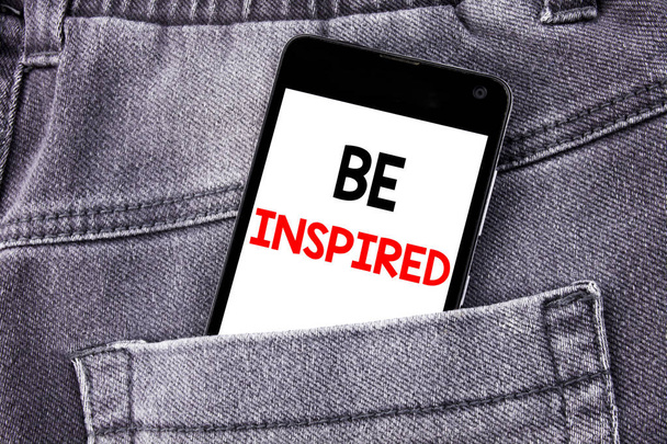 Fogalmi kézi írás szöveges feliratot mutatja inspirált. Üzleti koncepció az inspiráció és a motiváció írásbeli mozgatható sejt telefon-val másol hely a hátsó zsebében nadrág nadrág - Fotó, kép