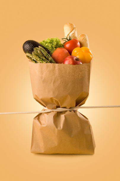 Сумка с продуктами, представляющая собой концепцию затяжки пояса
 - Фото, изображение