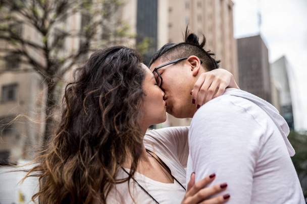 romantique les jeunes asiatique couple baisers
 - Photo, image