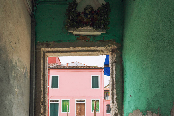 Güneşli Burano Adası, Venedik, İtalya, uyum, neşeli yaklaşım ve yaşam tarzı gösteren bir turistik renkli mimarisi - Fotoğraf, Görsel