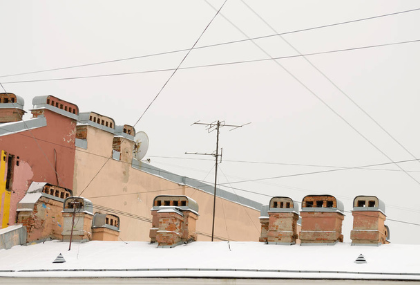 Patlayıcılar havalandırma borularından evlerin çatılarda. - Fotoğraf, Görsel