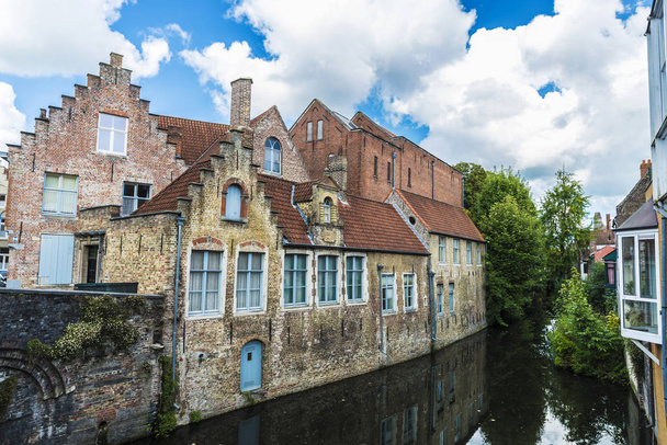Antiguas casas tradicionales a lo largo del río en Brujas, Bélgica
 - Foto, imagen