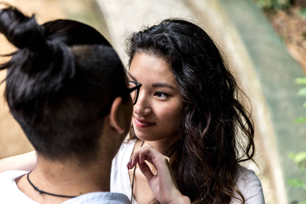 Mladý asijský pár, kteří požívají intimní chvíle - Fotografie, Obrázek