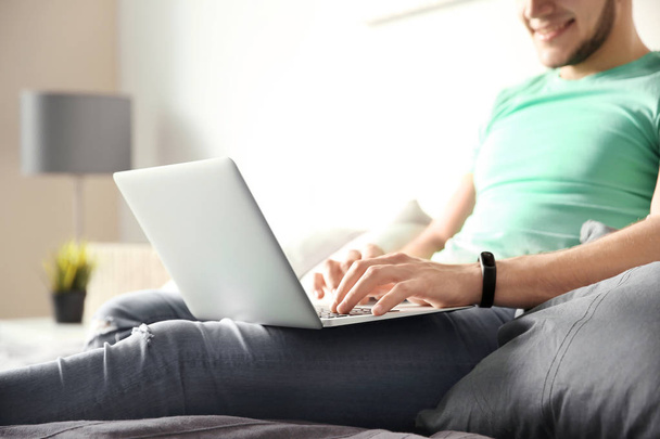 Young man using laptop at home - Foto, Bild