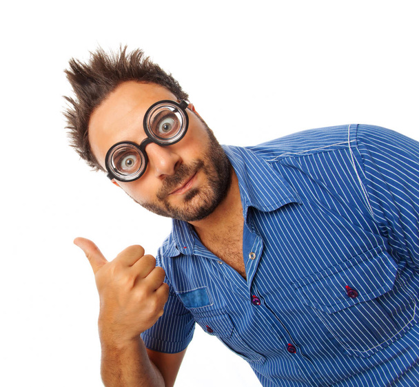 Jeune homme avec expression de OK et des lunettes épaisses
 - Photo, image