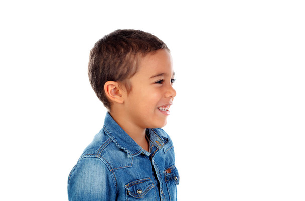 милый счастливый маленький африканский мальчик в джинсовой рубашке изолированы на белом фоне
 - Фото, изображение