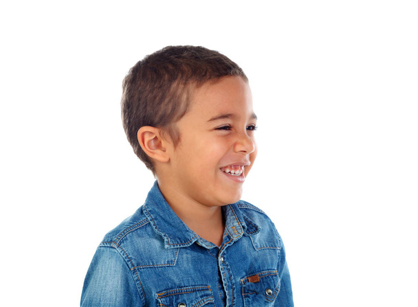 милий щасливі африканських хлопчик в джинсових сорочка ізольовані на білому тлі - Фото, зображення
