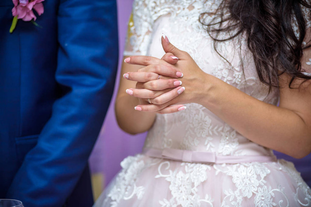 Átkelés kezet idegesen menyasszony. - Fotó, kép
