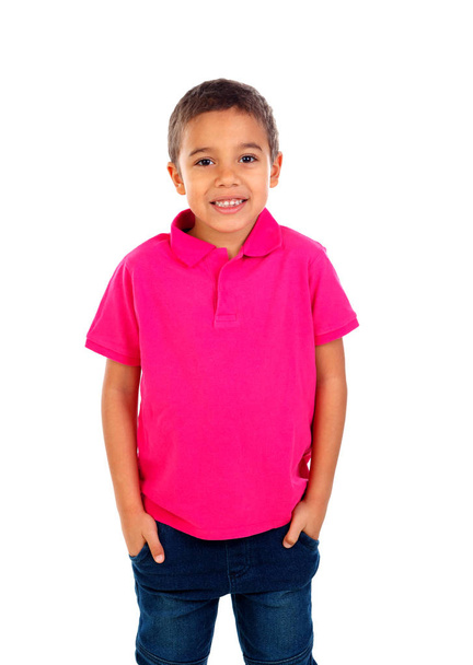 schattige gelukkig weinig Afrikaanse jongen in roze t-shirt geïsoleerd op witte achtergrond - Foto, afbeelding