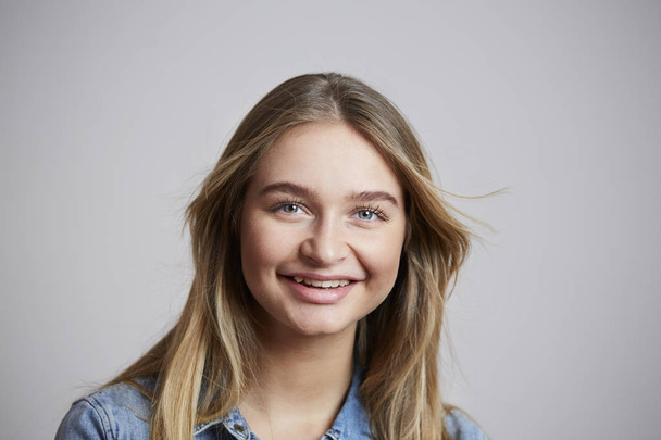 Smiling girl looking at camera in studio - Foto, afbeelding