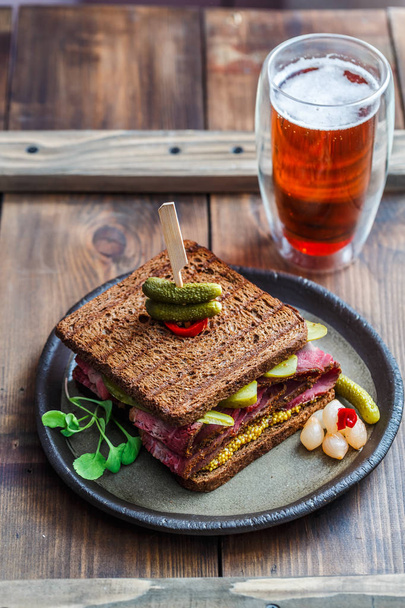 бутерброд Пастрамі з пивом
 - Фото, зображення