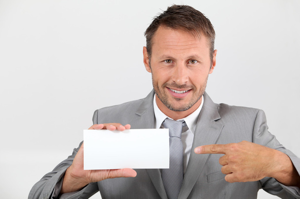 Businessman holding business card - Foto, afbeelding