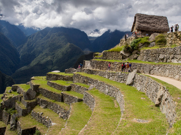 Machu Picchu, Peru - 22 mei 2016: Wandelen in de ruïnes van Machu Picchu. - Foto, afbeelding