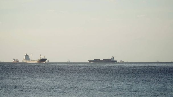 Statki zakotwiczone w morzu. Filipiny, Manila. - Zdjęcie, obraz