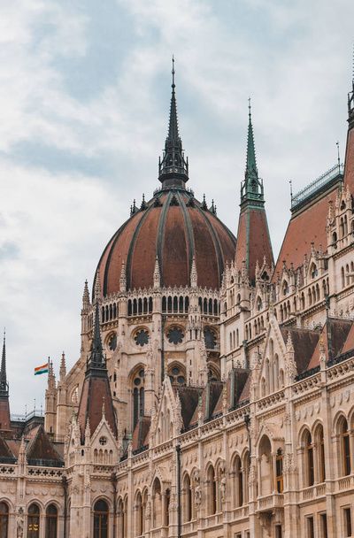 Βουδαπέστη Κοινοβούλιο στέγη και συννεφιασμένο ουρανό - Φωτογραφία, εικόνα