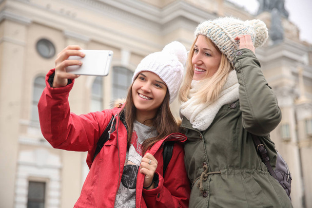 Jeunes touristes femmes prenant selfie, en plein air
 - Photo, image