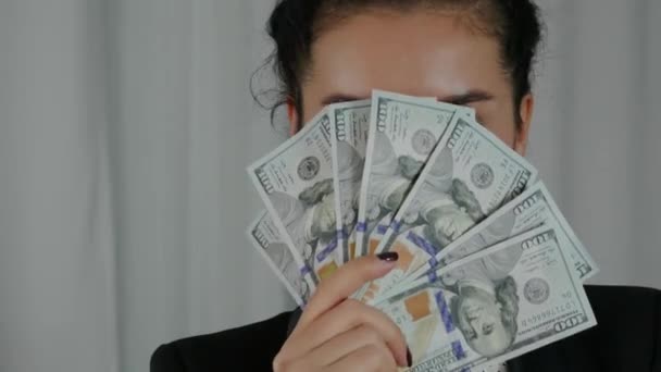Roztomilý obchodní žena zobrazení dvojstránky peněz - Záběry, video