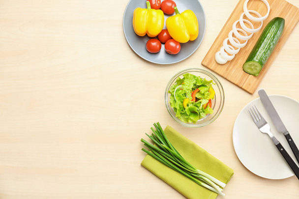 Composição com salada de legumes e ingredientes na mesa
 - Foto, Imagem