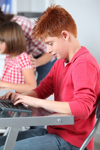 Lehrer und Kinder lernen Umgang mit dem Computer - Foto, Bild