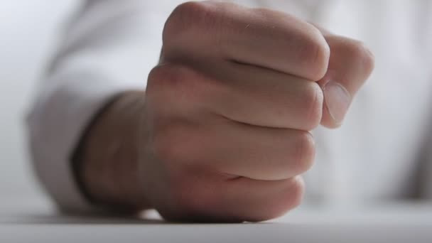 Закрыть кулак сердитый человек бьет по столу в замедленной съемке
 - Кадры, видео
