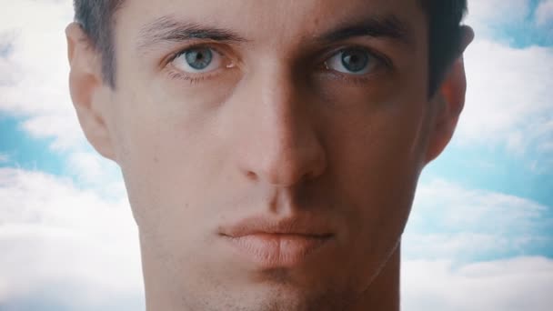Bonito homem retrato close up rosto personagem série isolada no fundo do céu azul bonito com nuvens
 - Filmagem, Vídeo