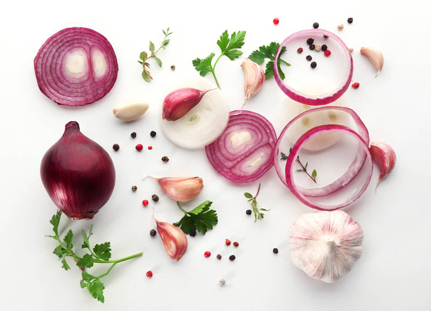 Fresh garlic, onion and pepper grains on white background, top view - Fotografie, Obrázek