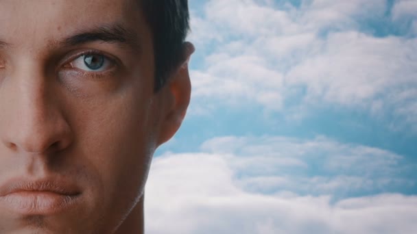 Bonito homem retrato close up meia face personagem série isolada no fundo do céu azul bonito com nuvens
 - Filmagem, Vídeo