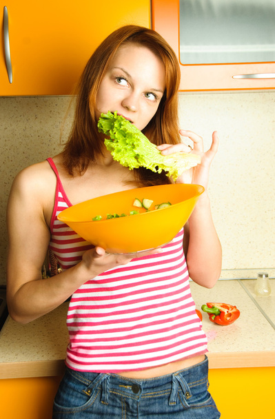 Woman eatign salad - Фото, зображення
