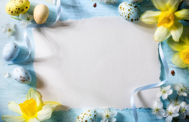 Feliz día de Pascua; Fondo de vacaciones con huevos de Pascua en t azul
 - Foto, imagen