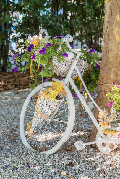 Bicicleta decorada con flores
 - Foto, Imagen