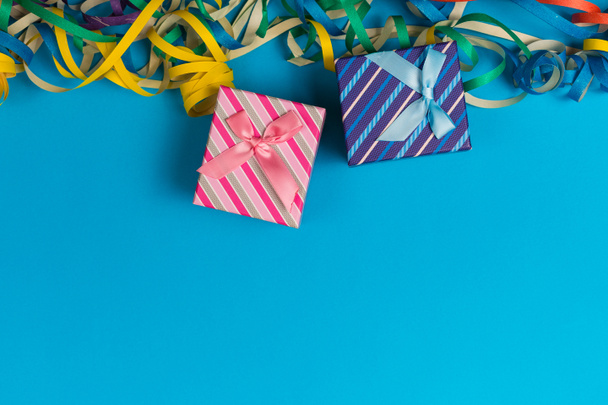 Fiesta de fondo festivo con confeti. Copiar espacio
 - Foto, imagen