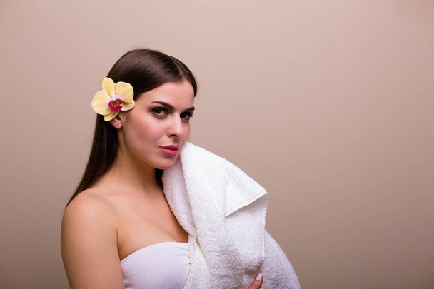 Όμορφη νεαρή γυναίκα με μια πετσέτα μπάνιου - Φωτογραφία, εικόνα