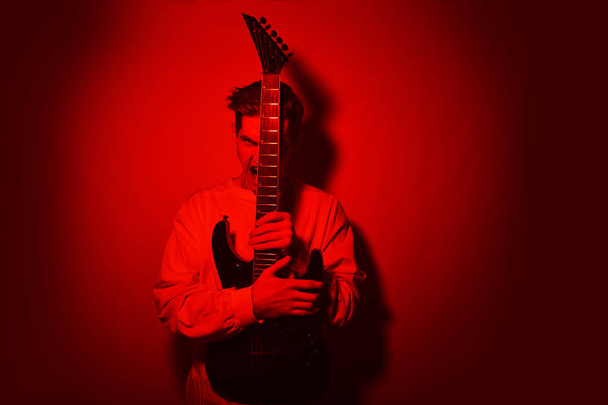 Portré, fiatal férfi művész sikít elektromos gitár hobbi, zene fogalma. Rocksztár. Kemény zene - Fotó, kép