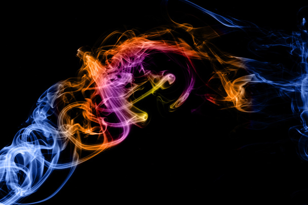 Абстрактный градиентный дым, выделенный на черном фоне для вашего дизайна
. - Фото, изображение